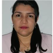 Niñera ayudando con las tareas escolares