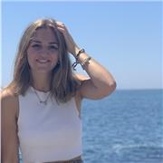 Laureata in giurisprudenza (110/110 e lode). Tesi in diritto commerciale