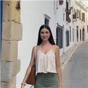 Me llamo Abril Granero, tengo 16 años. He acabado la ESO. Doy clases de refuerzo de niños hasta 10 años.