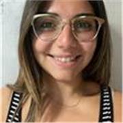 Studentessa universitaria, diplomata in lingue straniere, che offre lezioni private di lingua spagnola online a bambini e ragazzi per migliorare il loro rendimento scolastico con metodi innovativi.
