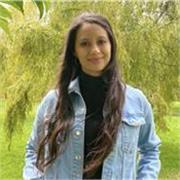 Ecóloga imparte clases de ecología y biología a estudiantes de colegio presenciales o virtuales