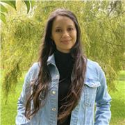 Ecóloga imparte clases de ecología y biología a estudiantes de colegio presenciales o virtuales