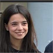 Sono un'insegnante di materie umanistiche (italiano , geostoria e diritto). Da anni insegno a domicilio e online