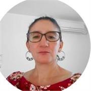 Profesor de apoyo escolar con dificultades en la asignatura de química inorgánica y química orgánica