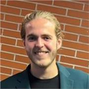 Estudiante universitario con conocimientos intermedios de batería y varios títulos del instrumento.