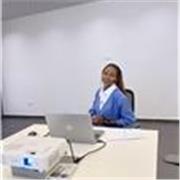 Professeur d'anglais avec 3 ans d'expérience donne cours en ligne personnalisés tous niveaux. 