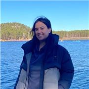 Giovane avvocato impartisce ripetizioni in diritto per studenti universitari