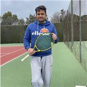 Profesor de tenis da clase a todos niveles (principiante,intermedio y experto)