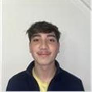 Hola me llamo Daniel , soy estudiante de derecho , tengo el B1 de cambridge , soy bueno con los niños y tengo mucha paciencia