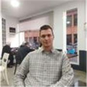 Ingeniero da clases de refuerzo de ciencias para todas las edades