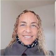 Profesora de matemáticas, contabilidad y administración dicta clases a niños de todas las edades