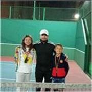Entrenador ofrece clases de tenis para todas las edades y niveles
