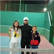 Entrenador ofrece clases de tenis para todas las edades y niveles