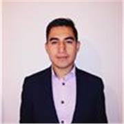 Profesor imparte clases a alumnos de todas las edades