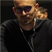 Professeur de Maths non professionnel. Master 2 Finance, MBA Économétrie et mathématiques appliquées, joueur de poker professionnel depuis 2020. J’aime transmettre mes méthodes pour progresser efficacement