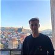 Estudiante de economía en último año imparte clases de forma presencial y online.