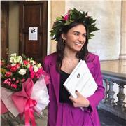 Laureata magistrale offre lezioni di italiano, storia, geografia, filosofia e inglese. Aiuto compiti in varie materie