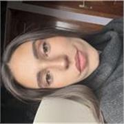 Profesora especializada en lengua castellana y literatura, periodista y especializada en marketing. 