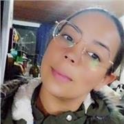 Profesora de cocina enfacis en manipulación de alimentos