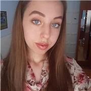 Studentessa universitaria offre lezioni per sostenere bambini/e delle elementari e ragazzi/e delle medie nello svolgimento dei compiti e nello studio delle materie umanistiche