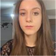 studentessa universitaria impartisce lezioni private a studenti di elementari e medie