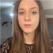 studentessa universitaria impartisce lezioni private a studenti di elementari e medie