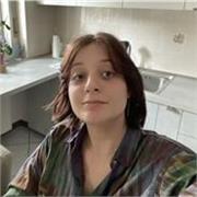 Me defino como una persona paciente, creativa y cercana, con ganas de apoyar a los niños y adultos en su aprendizaje. 