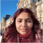 Me defino como una profesora de inglés cercana, creativa y comunicativa. Me gusta crear un ambiente de confianza en el aula. 