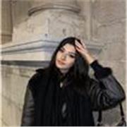 Joven estudiante universitaria con experiencia enseñando inglés a adolescentes y niños.