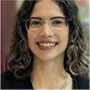 Estudiante de ingienería dando clases a nivel de secundaria.