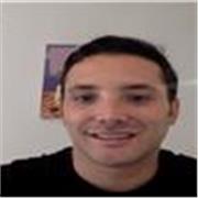 Profesional en Derecho y Derechos Humanos, con formación artística y musical. Apasionado por la enseñanza.