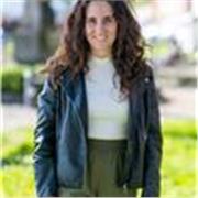 Studentessa universitaria impartisce ripetizioni online per ragazzi di scuole medie e superiori