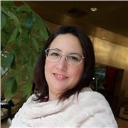 Impartisce lezioni di doposcuola per bambini e ragazzi