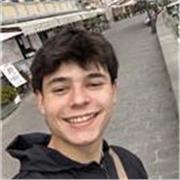 Estudiante de tercero del Grado de Matemáticas de la Universidad de Valencia, con media superior a 9.5 en bachillerato.