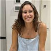 studentessa universitaria propensa all'insegnamento per bambini dai 6 ai 14 anni