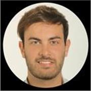 Profesor titulado en Derecho fiscal con más de ocho años de experiencia imparte clases de forma online. 