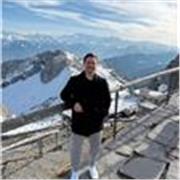 Profesor de inglés: Mi nombre es Eduardo y tengo 32 años. Imparto clases para estudiantes con nivel básico-intermedio