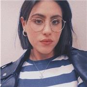 Ragazza studentessa impartisce lezioni di italiano per studenti delle medie