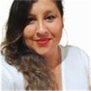 Profesora de español imparte clases a adultos