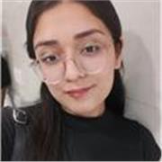 Profesora de Prácticas del Lenguaje y Literatura imparte clases para estudiantes de secundaria