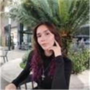 Profesora de danza imparte clases a adultos