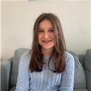 Mathe-Tutorin, die Kinder im Grundschulalter unterrichtet