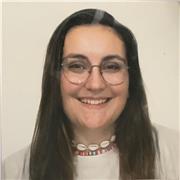 Profesora de apoyo para ayudar en los deberes y enseñar técnicas de estudios a estudiantes de primaria