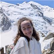 Graduada en biología con un C1 de inglés imparte clases básicas-avanzadas de biología o inglés.