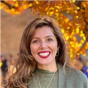 Deutsch- und Englisch-Tutorin, die alle Altersgruppen unterrichtet