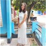 Profesora imparte clase a ninos de prescolar