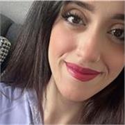 Giovane ragazza di origini arabe do lezioni di italiano e inglese