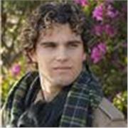 Grado en Marketing e Investigación de Mercados y Máster en profesorado de Marketing y Publicidad, enfocado en FP. 