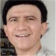 Maestro de inglés en línea usando las app de Zoom, Team, Meet etc