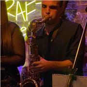 Soy compositor, arreglador y productor musical, saxofonista, pianista y guitarrista. 
Clases a todas las edades y diferentes niveles. Clases de instrumentos, composición, arreglos y producción musical, grabación, edición y mezcla de sonido. Teoría musical